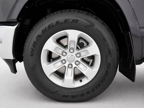 Used 2019 RAM 1500 Laramie AWD/4WD image 23