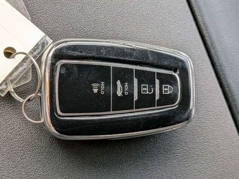 Used 2023 Toyota Highlander Limited FWD image 32
