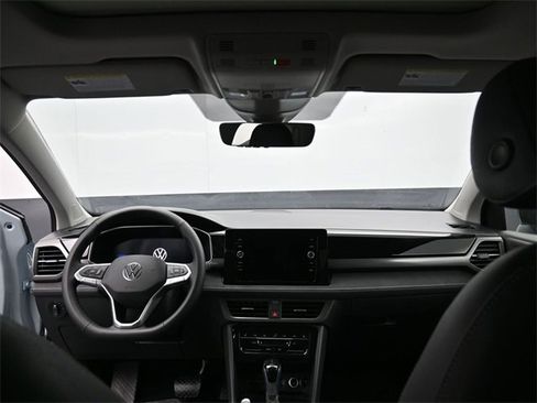 New 2026 Volkswagen Taos SE image 10