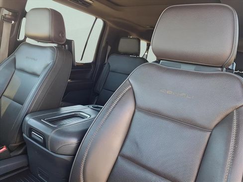 Used 2022 GMC Yukon XL Denali image 15