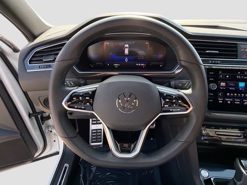 Used 2023 Volkswagen Tiguan SE R-Line image 39