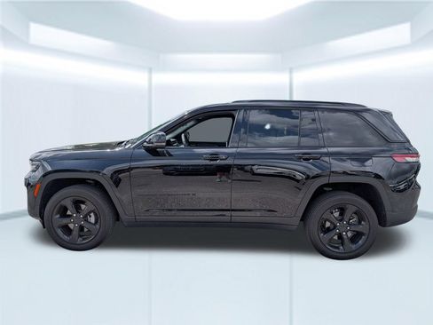 Used 2025 Jeep Grand Cherokee Altitude RWD image 3