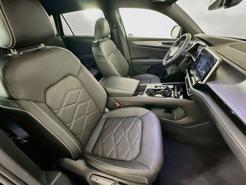 Used 2025 Volkswagen Atlas Cross Sport SE FWD image 32