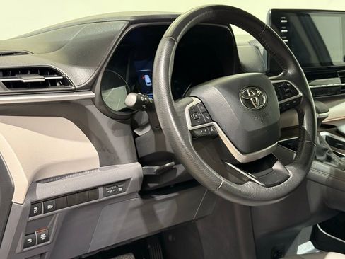 Certified 2024 Toyota Sienna XLE image 17
