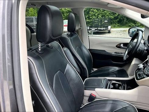 Used 2022 Chrysler Pacifica Limited w/ Uconnect Theater Family Group FWD image 7