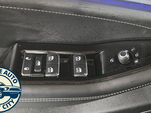 Used 2022 Jeep Grand Cherokee Overland w/ Luxury Tech Group IV AWD/4WD image 25