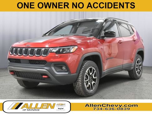 Used 2025 Jeep Compass Trailhawk AWD/4WD image 1