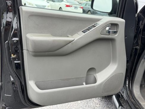 Used 2013 Nissan Frontier SV w/ SV Value Truck Pkg RWD image 13