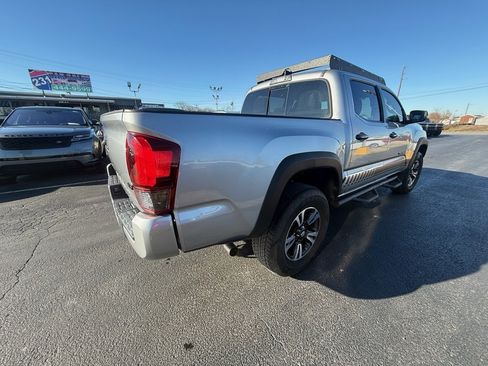 Used 2019 Toyota Tacoma TRD Sport image 3
