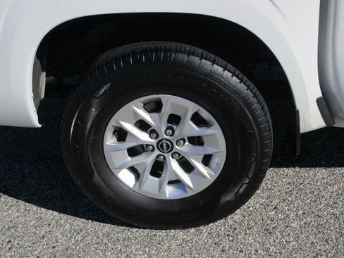 Used 2024 Nissan Frontier SV image 4