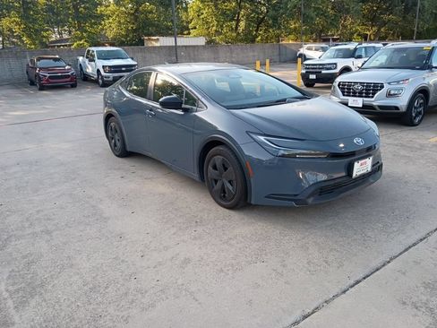 Used 2025 Toyota Prius LE FWD image 6