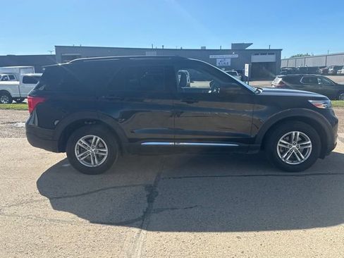 Used 2024 Ford Explorer XLT w/ Equipment Group 202A AWD/4WD image 11