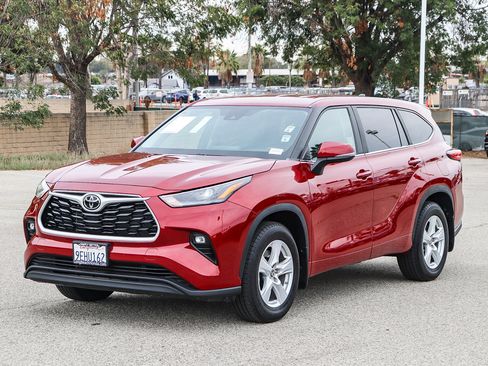 Used 2023 Toyota Highlander LE image 3