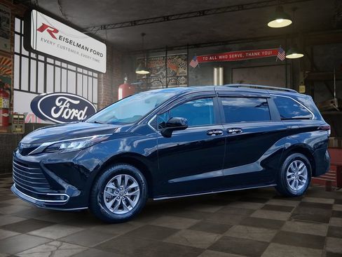 Used 2023 Toyota Sienna XLE FWD image 1