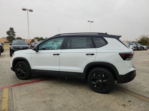 New 2026 Volkswagen Taos SE image 4