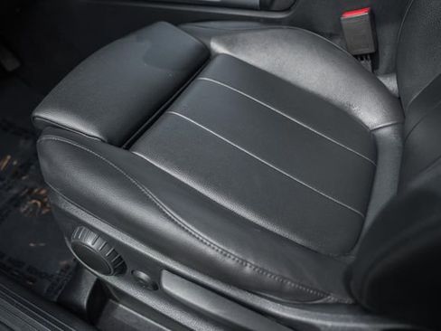 Used 2022 Mercedes-Benz GLB 250 4MATIC w/ Premium Package Lite image 32