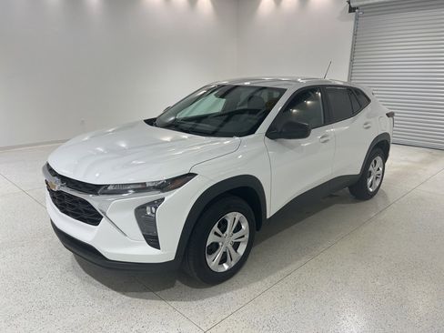 Used 2025 Chevrolet Trax LS image 8