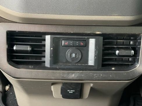Used 2025 Ford F250 Platinum w/ Platinum Plus Package AWD/4WD image 17