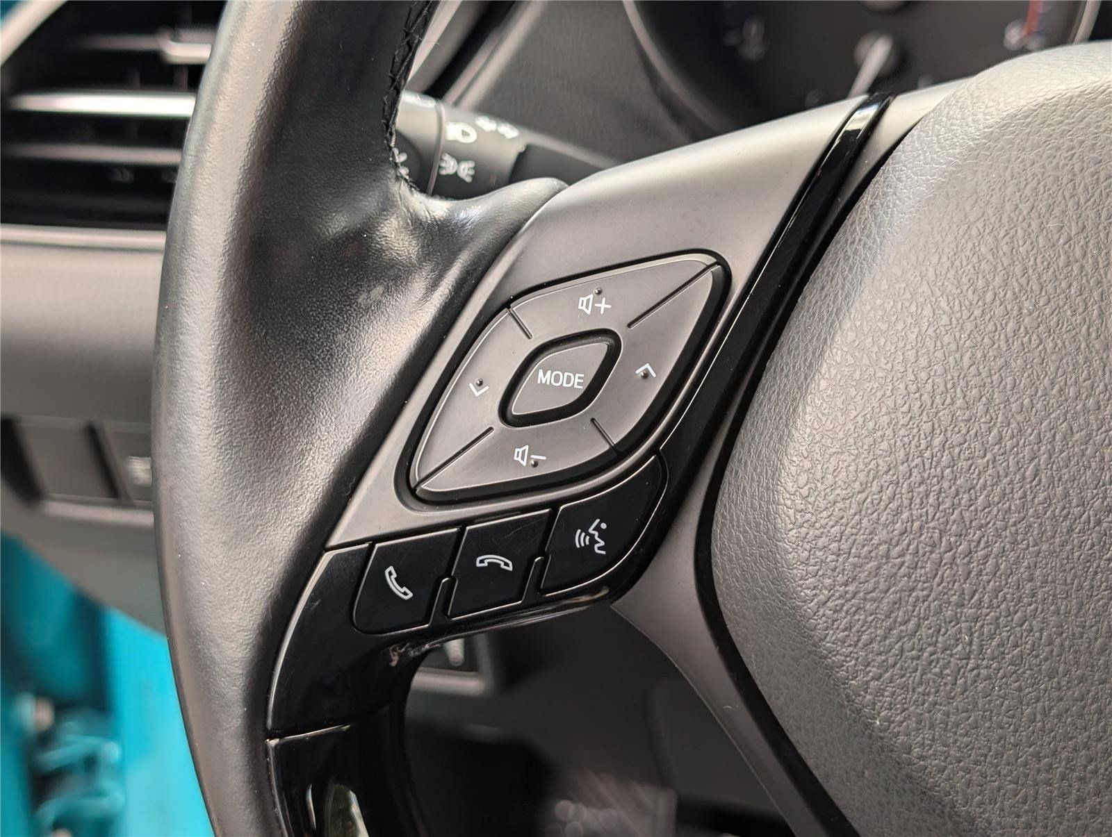 Used 2018 Toyota C-HR XLE FWD image 19
