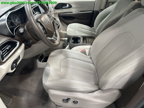 Used 2020 Chrysler Pacifica Touring w/ Advanced Safetytec Group image 23