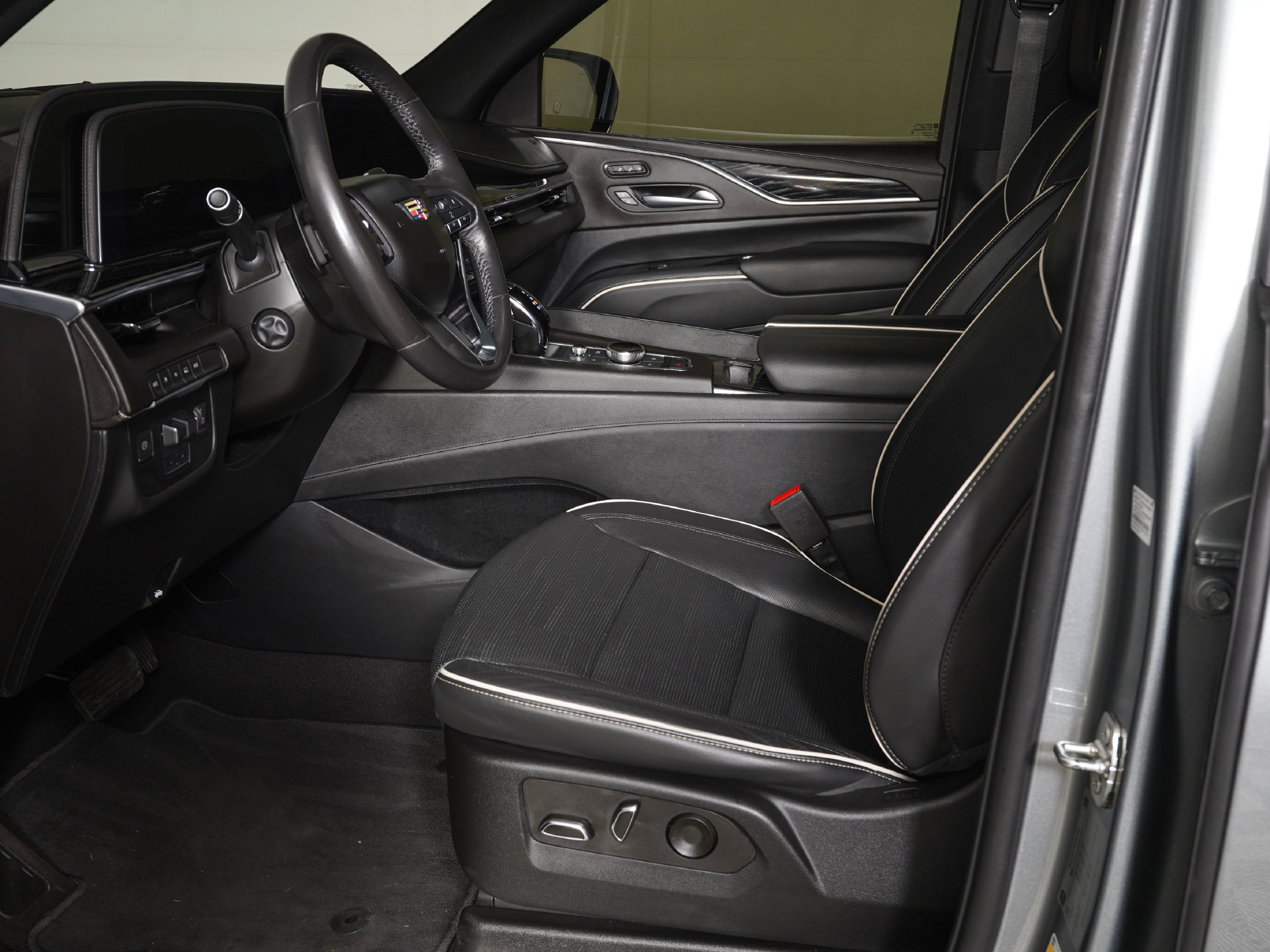 Used 2023 Cadillac Escalade Sport w/ LPO, ONYX Package AWD/4WD image 15