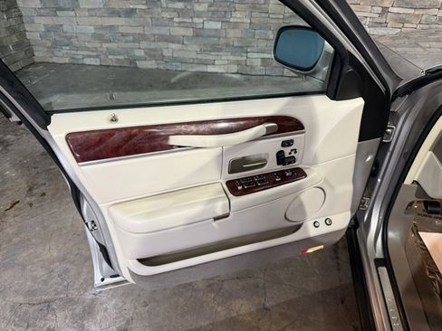 Used 2003 Lincoln Town Car Signature image 11
