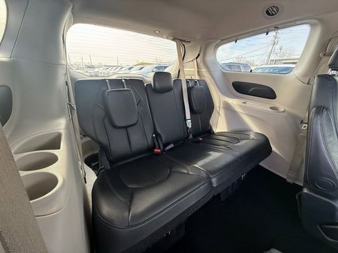 Used 2020 Chrysler Pacifica Touring-L image 20