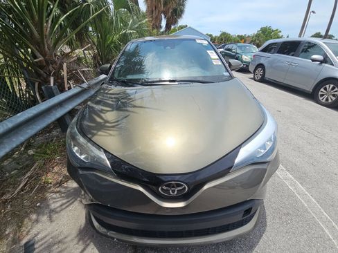 Used 2021 Toyota C-HR XLE FWD image 2