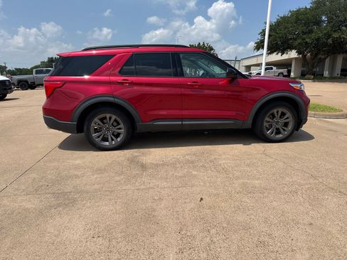 Used 2022 Ford Explorer XLT w/ Equipment Group 202A RWD image 8
