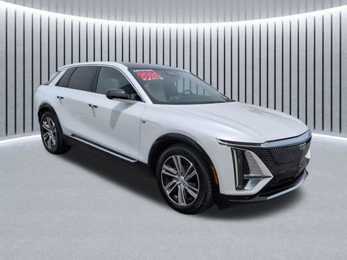 Certified 2024 Cadillac Lyriq Luxury AWD/4WD image 2