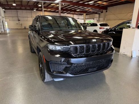 Used 2025 Jeep Grand Cherokee Altitude AWD/4WD image 7