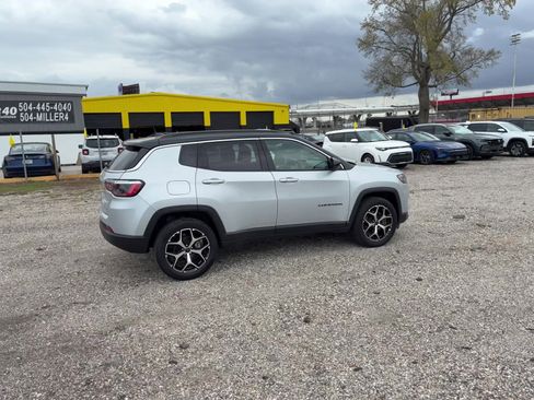 Used 2025 Jeep Compass Limited image 3