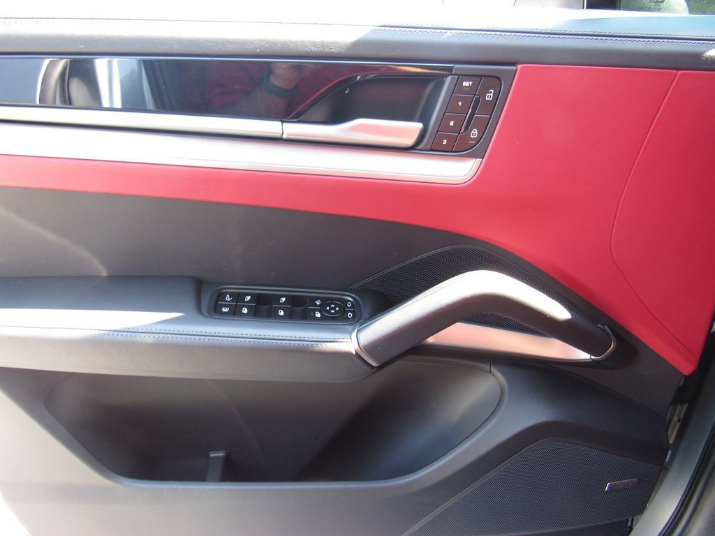 Certified 2025 Porsche Cayenne E-Hybrid AWD/4WD image 24