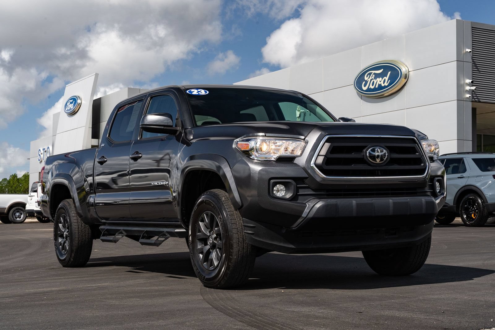 Used 2023 Toyota Tacoma SR5 RWD image 1