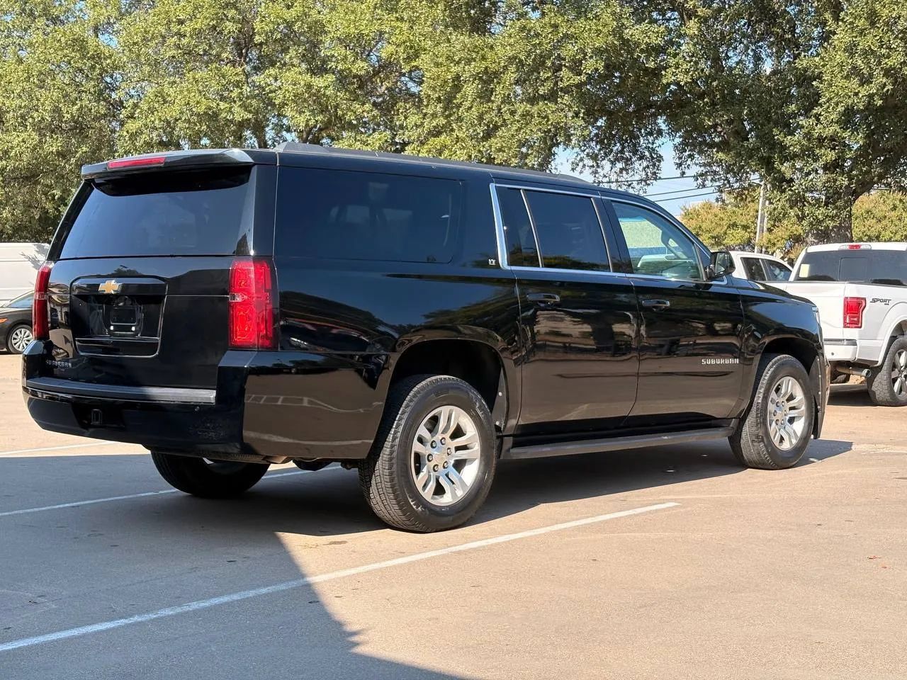 Used 2019 Chevrolet Suburban LT RWD image 3