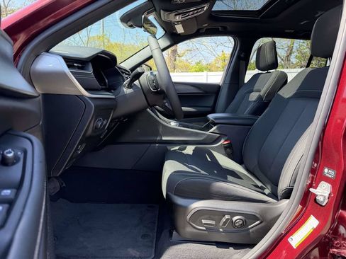 Used 2025 Jeep Grand Cherokee Laredo X w/ Luxury Tech Group I AWD/4WD image 14