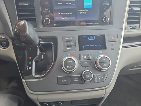 Used 2020 Toyota Sienna XLE image 25