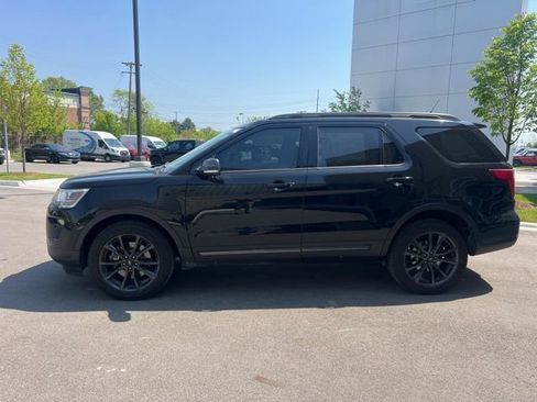 Used 2018 Ford Explorer XLT w/ Equipment Group 202A AWD/4WD image 8