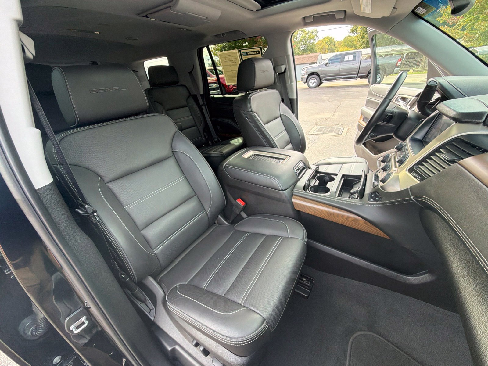Used 2019 GMC Yukon Denali w/ Denali Ultimate Package AWD/4WD image 32