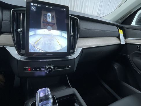 New 2025 Volvo XC90 T8 Core w/ Climate Package image 9