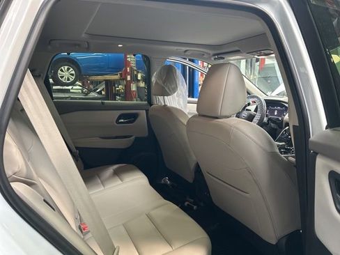 Used 2025 Nissan Rogue SL w/ SL Premium Package image 13