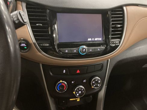 Used 2020 Chevrolet Trax LT w/ LT Convenience Package image 12