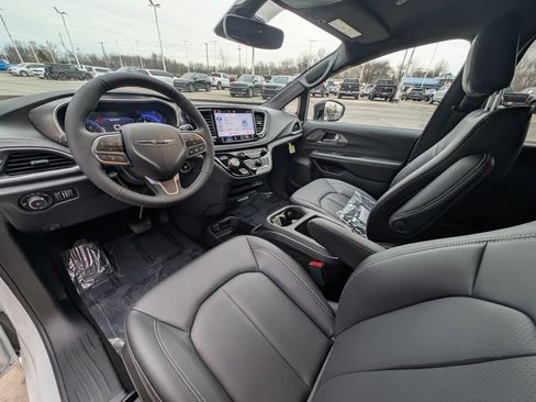 New 2026 Chrysler Pacifica Select image 2