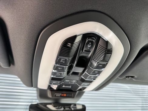 Used 2024 Porsche Macan AWD/4WD image 30