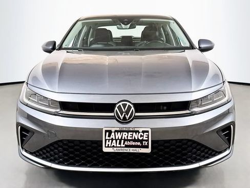 Used 2025 Volkswagen Jetta SE FWD image 2