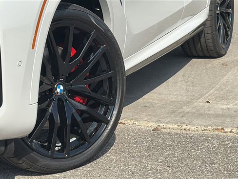 New 2026 BMW X6 xDrive40i w/ Climate Comfort Package image 3