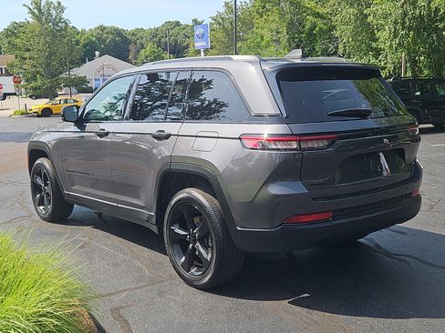 Used 2023 Jeep Grand Cherokee Altitude AWD/4WD image 27