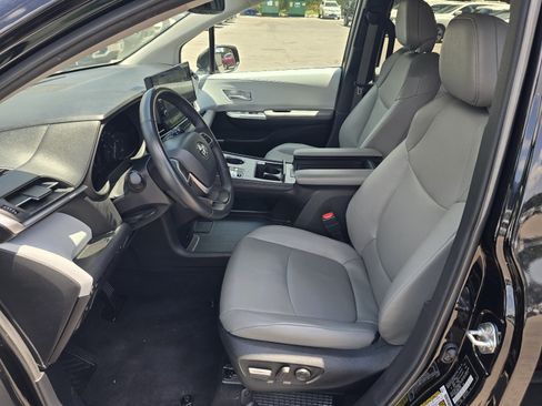 Used 2025 Toyota Sienna XLE FWD image 13