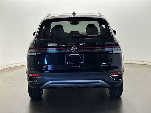 Used 2025 Volkswagen Taos SE AWD/4WD image 4
