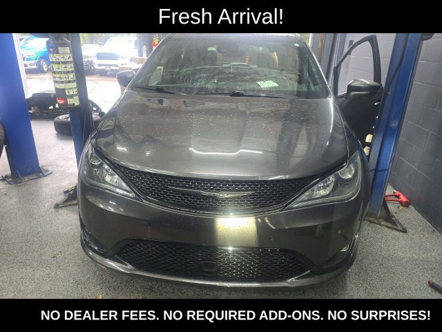 Used 2018 Chrysler Pacifica Limited w/ Advanced Safetytec Group FWD image 1
